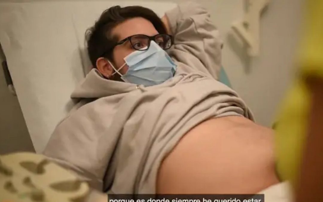 El primer hombre embarazado da a luz en España