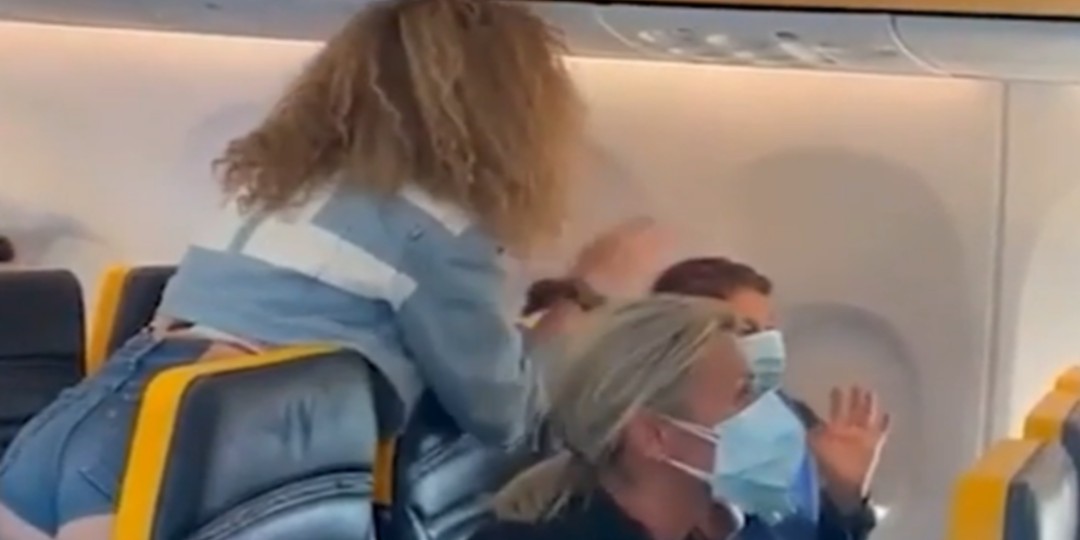 Mujer agrede a pasajeros que reclamaron el mal uso de su mascarilla en un avión