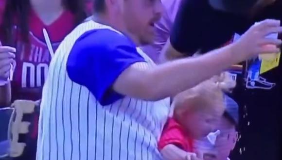 Hombre casi deja caer a su hijo por atrapar una pelota de Baseball